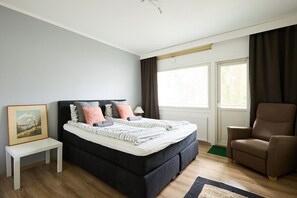 Cozy main bedroom with a 160 cm wide bed – perfect for a good night’s sleep.
