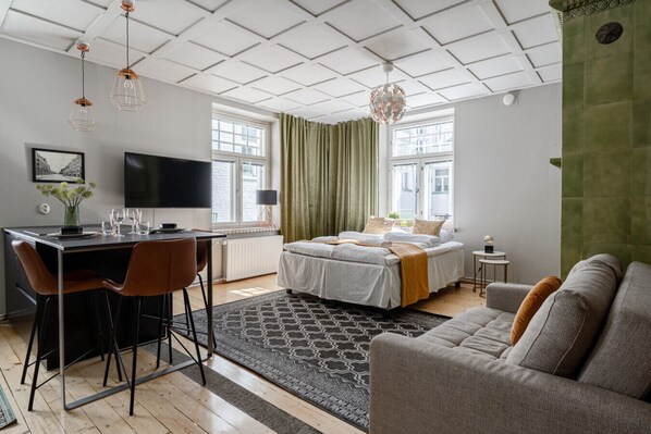 Renovated Studio Apartment with bright living room and open-concept kitchen