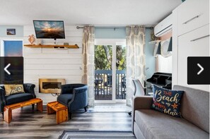 Sliding glass doors lead to an outdoor sitting area over looking the Live Oaks:)