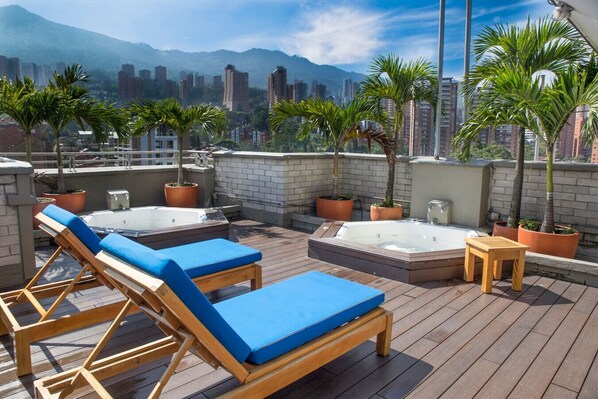 Outdoor spa tub