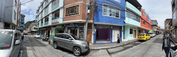 Vista frontal de la propiedad