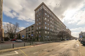 Great Location with Nearby Attractions | Book Now with RENTUJEMY.COM