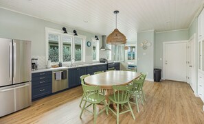Eat-in kitchen