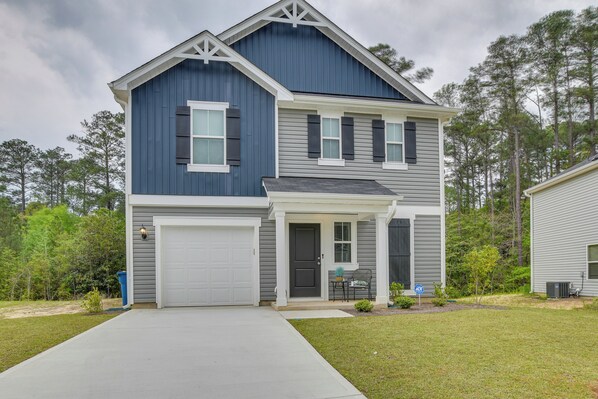Vass Vacation Rental | 3BR | 2.5BA | 3,200 Sq Ft | Stairs Required