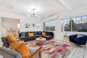 Living Room | Smart TV | Board Games