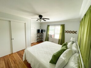 Beachy Dream: 520 SF Garage Apartment only accessible by stairs