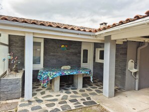 L’entrée du gîte, entre charme et simplicité