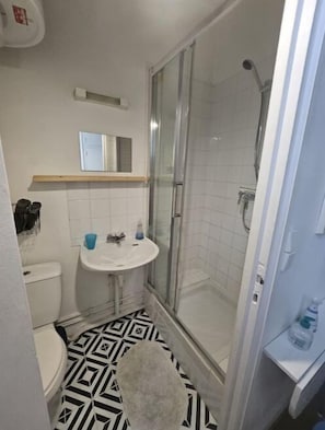 Salle de bains, petite mais fonctionnelle