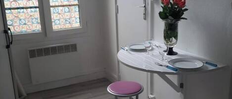 Une salle bien éclairée en rez de chaussée bien protégée