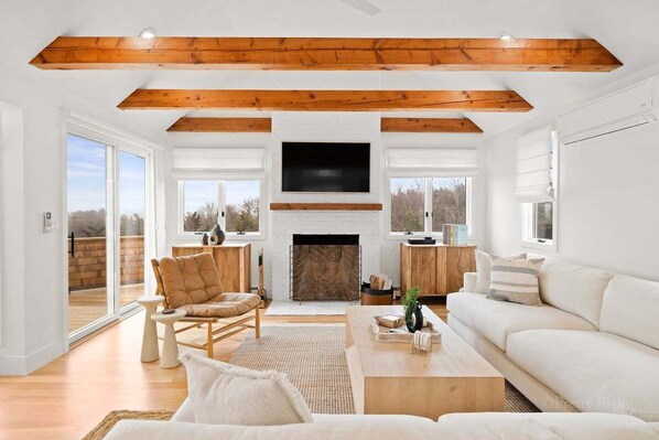 Sleek and minimalist decor