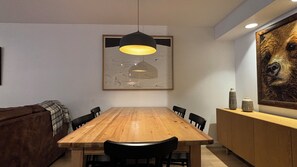 Dining room sits 6 people