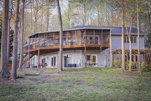 Front-Row Lake Views – Take in panoramic water views right from the house.