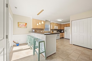 Kitchen Bar Counter - Ground Level