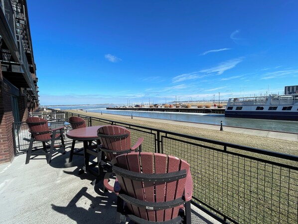 Step onto your private patio and take in the stunning sights of Lake Erie and downtown Sandusky. Relax in Adirondack chairs as you watch ferries glide by, with the cool lake breeze setting the perfect mood for morning coffee or evening drinks.