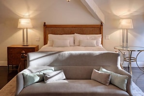 Bright and Elegant Bedroom with Luxurious Finishes