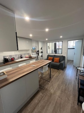kitchen 2, sofa, vacuum, dining table, microwave (2)