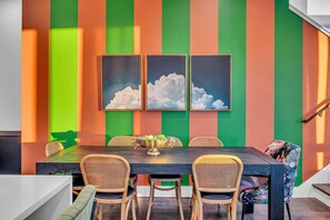 Join the stylish dining table in this vibrant Nashville retreat! Perfect for family reunions or bachelorette parties, it’s the ideal spot for unforgettable memories in Music City. Enjoy the chic ambiance!