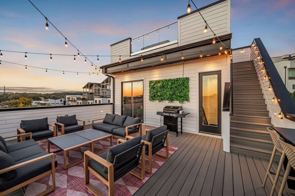 Discover this upscale rooftop oasis in Downtown Nashville, featuring chic seating and twinkling lights—ideal for bachelorette parties and family reunions. Enjoy sunset views, grilling with friends, and a vibrant skyline—your luxury getaway awaits!