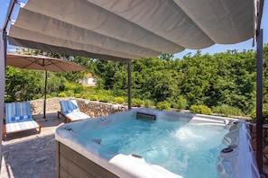 Outdoor spa tub