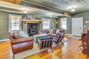Living Room | Fireplace | Free WiFi | 1st Floor