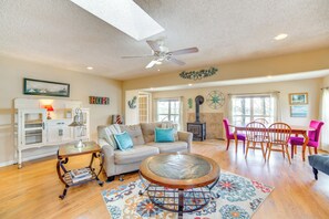 Living Room | Free WiFi | Full Sleeper Sofa | Smart TV | Main Floor