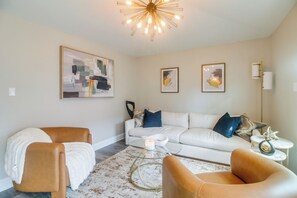 Living Room | Free WiFi | Central Heating & Air Conditioning