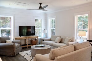Comfy living space, room for all