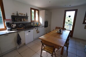 Möbel, Küche, Flooring, Countertop, Holz, Cabinetry, Interior Design, Küchengerät, Fussboden, Zimmer