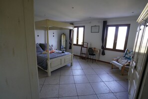 Möbel, Bett, Schlafzimmer, Interior Design, Fussboden, Flooring, Holz, Bettdecke, Decke, Zimmer