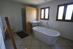 Flooring, Fussboden, Armatur, Holz, Interior Design, Badezimmer, Installation, Zapfhahn, Zimmer, Zuhause