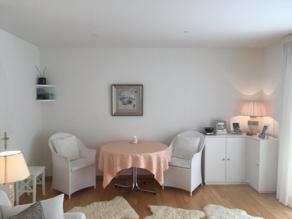 table à manger dans le salon