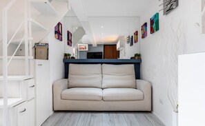 Meubles, Design Intérieur, Canapé, Sol, Sol, Mur, Bois, Pièce, Salon, Appartement