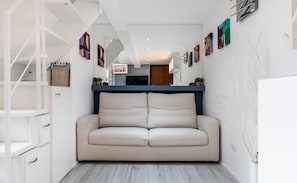 Möbel, Interior Design, Couch, Flooring, Fussboden, Wand, Holz, Zimmer, Wohnzimmer, Wohnung