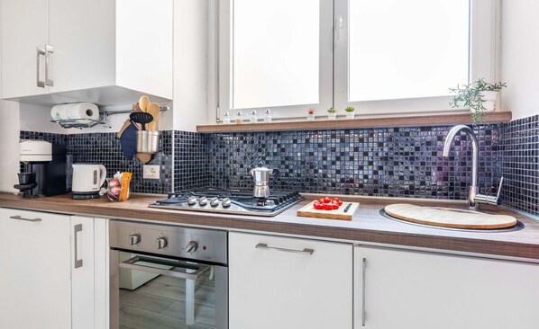 Küche, Countertop, Interior Design, Flooring, Armatur, Zapfhahn, Sinken, Fliese, Spüle, Küchengerät