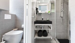 Armatur, Badezimmer, Flooring, Toilette, Fussboden, Interior Design, Toilleten Sitz, Installation, Sinken, Zapfhahn