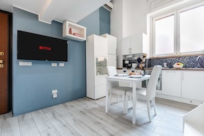 Interior Design, Flooring, Möbel, Fussboden, Major Appliance, Zimmer, Decke, Küche, Wohnung, Haushaltsgerät