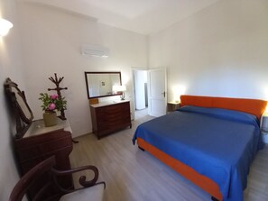 Watercraft, Boat, Apartment, Marina, Outdoor Furniture, Shade, Boats And Boating--Equipment And Supplies, Balcony, Resort, Dock