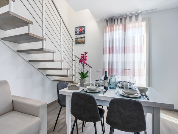 Interior Design, Möbel, Flooring, Wohnung, Tabelle, Zuhause, Stuhl, Fussboden, Zimmer, Wohnzimmer