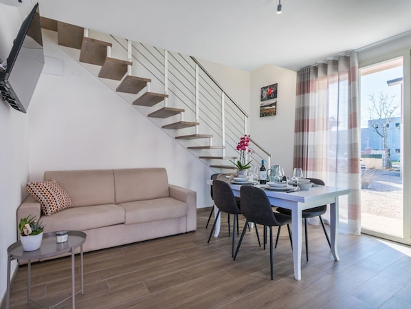 Interior Design, Wohnung, Möbel, Stuhl, Wohnzimmer, Couch, Küche & Esszimmer Tisch, Zimmerpflanze, Kaffetisch
