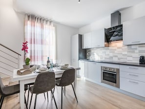 Möbel, Interior Design, Flooring, Countertop, Fussboden, Küche, Zuhause, Wohnung, Cabinetry, Zimmer