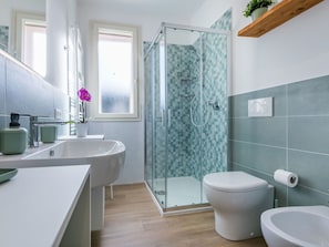 Badezimmer, Armatur, Flooring, Interior Design, Toilette, Fussboden, Toilleten Sitz, Bad Sink, Zapfhahn, Installation