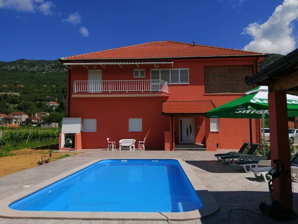 Swimming pool
