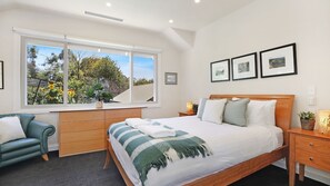Centennial Views Apartment | Bedroom queen bed