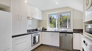 Centennial Views Apartment | Chef's kitchen