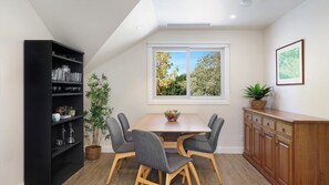 Centennial Views Apartment | Dining area