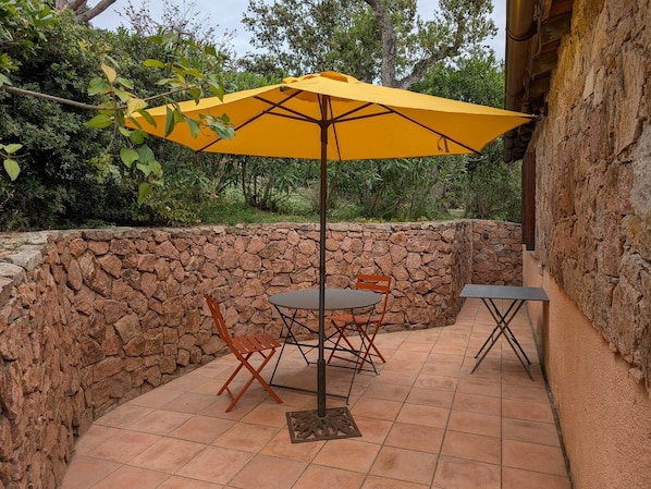 Terrasse Villa Lavande – parasol soleil
