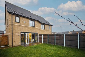 Chippenham Close, Corby - Host & Stay