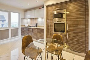 Chippenham Close, Corby - Host & Stay