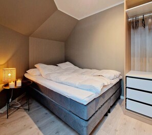 High quality queen bed (150cm x 200cm) and clothing storage options