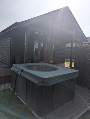 Wistow: Hot Tub